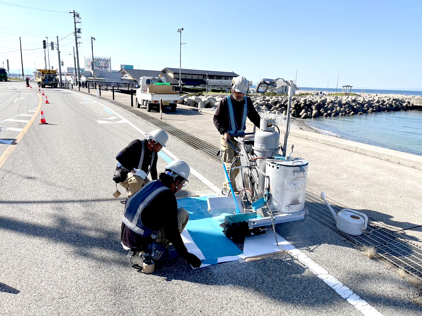 主要地方道魚津生地入善線道路総合交付金（防災・交安）矢羽根型路面標示等設置工事